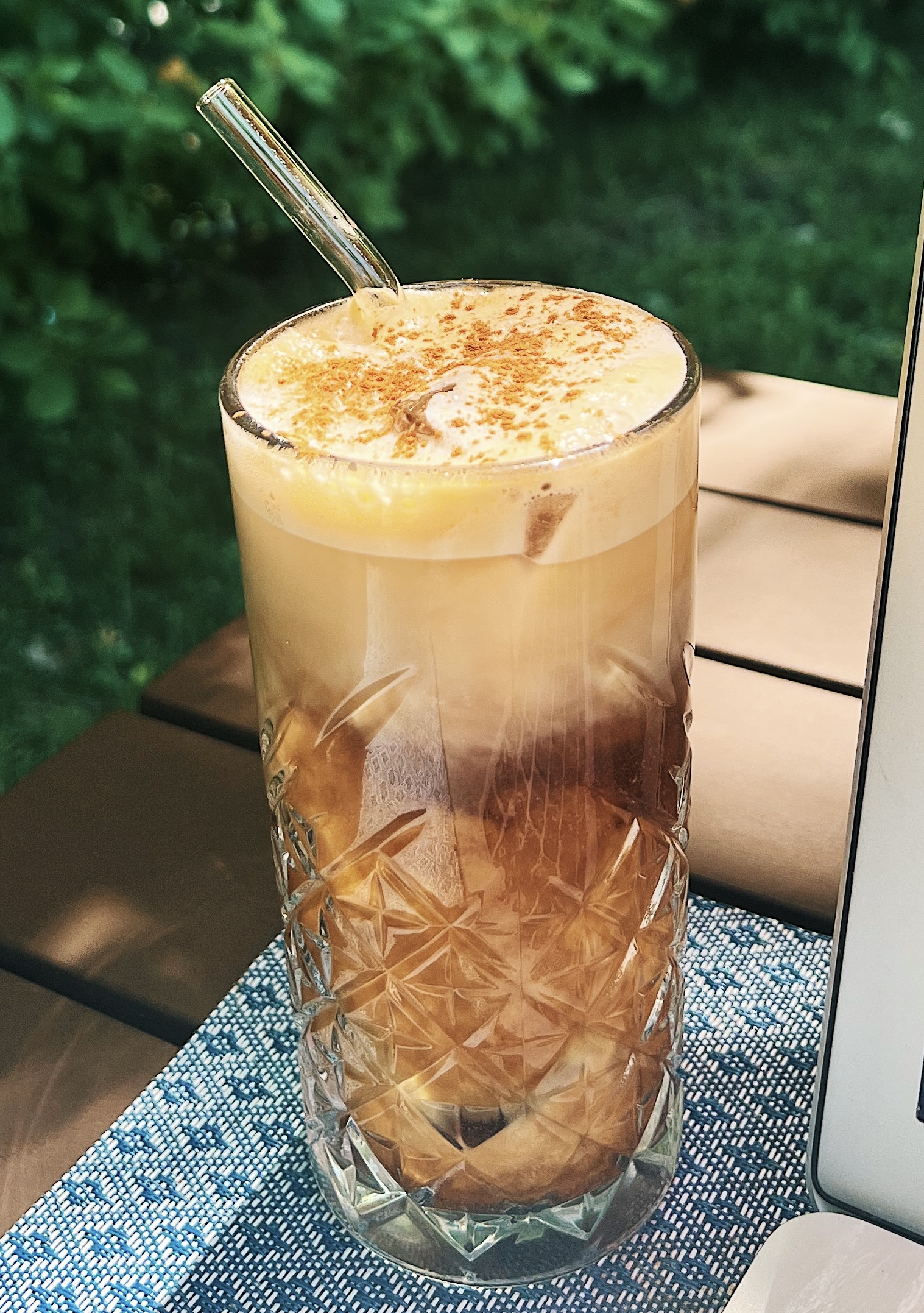 Café glacé avec mousse froide à la vanille